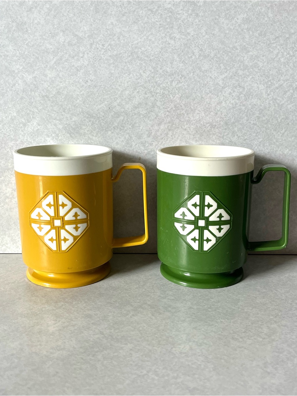 1970’s Chalet Plastic Mug Set Green & Yellow 8oz